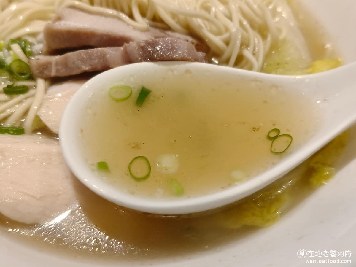 長生塩人民生 長生塩人民生菜單 長生塩人民生推薦 松山區美食 松山美食 日式料理 拉麵 配料有娃娃菜、海苔、洋蔥丁跟蔥花，很豐富不會覺得單調，麵條吸附湯汁的表現不錯，喝到後段湯頭鹹度會稍微明顯一些。 @在地老饕阿府
