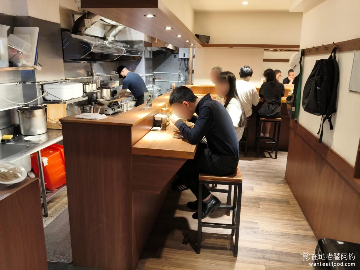 長生塩人民生 長生塩人民生菜單 長生塩人民生推薦 松山區美食 松山美食 日式料理 拉麵 店內空間不大，民生店大概只有12席左右的座位，幾乎都是吧檯式設計，很有日本拉麵店的味道。座位後方牆上有掛勾，可以掛外套或包包，桌下也留有置物空間，用餐時不會覺得太侷促。 @在地老饕阿府