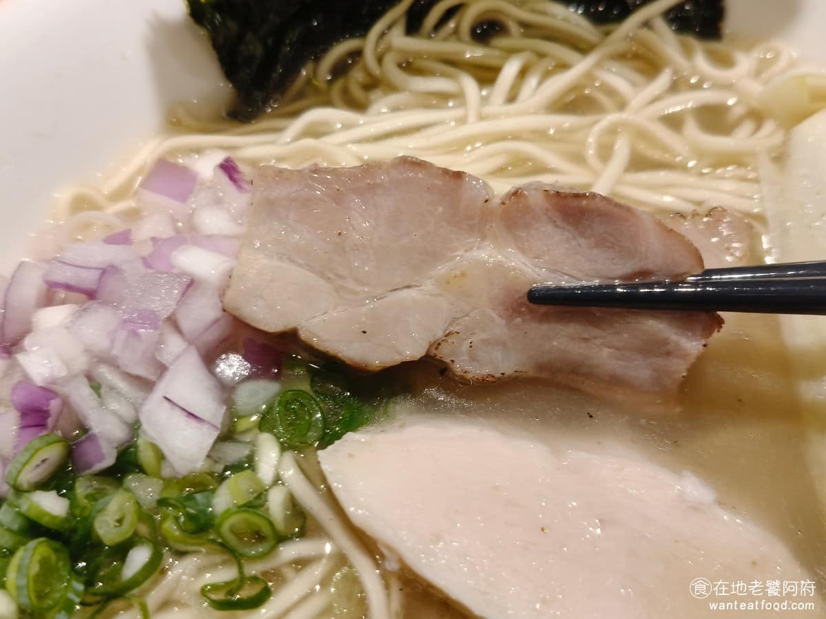 長生塩人民生 長生塩人民生菜單 長生塩人民生推薦 松山區美食 松山美食 日式料理 拉麵 叉燒肉調味得很好，份量給得很多，肉質不會太硬，只不過因為切得太厚，變成塊狀的，吃起來就沒那麼順口。 @在地老饕阿府