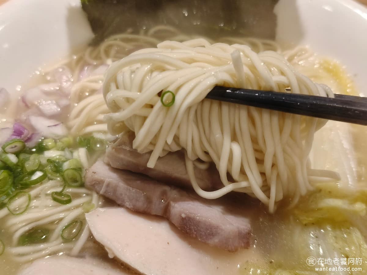 長生塩人民生 長生塩人民生菜單 長生塩人民生推薦 松山區美食 松山美食 日式料理 拉麵 麵條我們選的是「麗珠」，吃起來就是正常的軟硬度，如果選「立成」，則會吃起來比較硬。 @在地老饕阿府