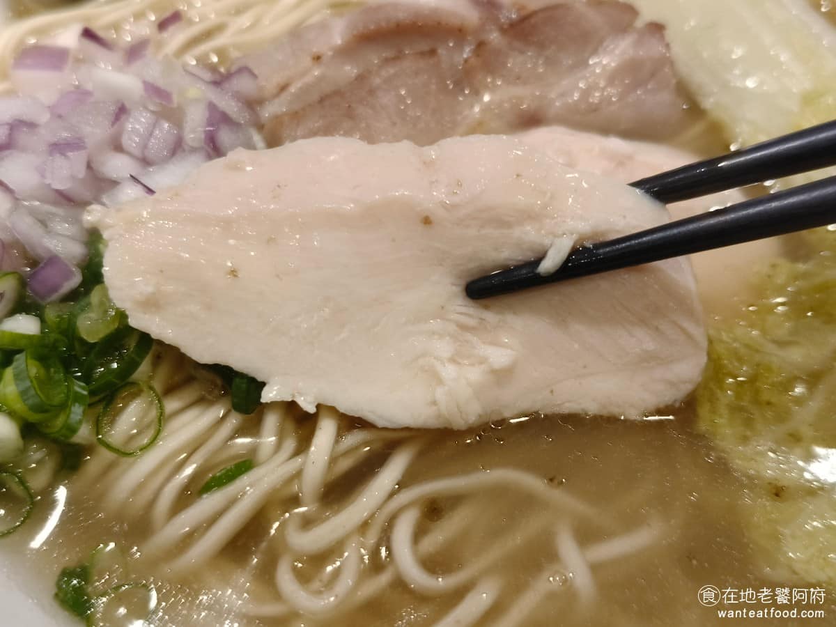 長生塩人民生 長生塩人民生菜單 長生塩人民生推薦 松山區美食 松山美食 日式料理 拉麵 舒肥雞胸肉，吃起來口感非常軟，比一般的雞胸肉更軟、更好吃。 @在地老饕阿府