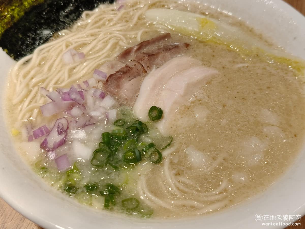 長生塩人民生 長生塩人民生菜單 長生塩人民生推薦 松山區美食 松山美食 日式料理 拉麵 味噌拉麵 湯底跟鹽味拉麵屬同一系統，但味噌讓整體風味更濃郁一些，喝起來層次比鹽味拉麵豐富，鹹度介於鹽味跟醬油之間。 @在地老饕阿府