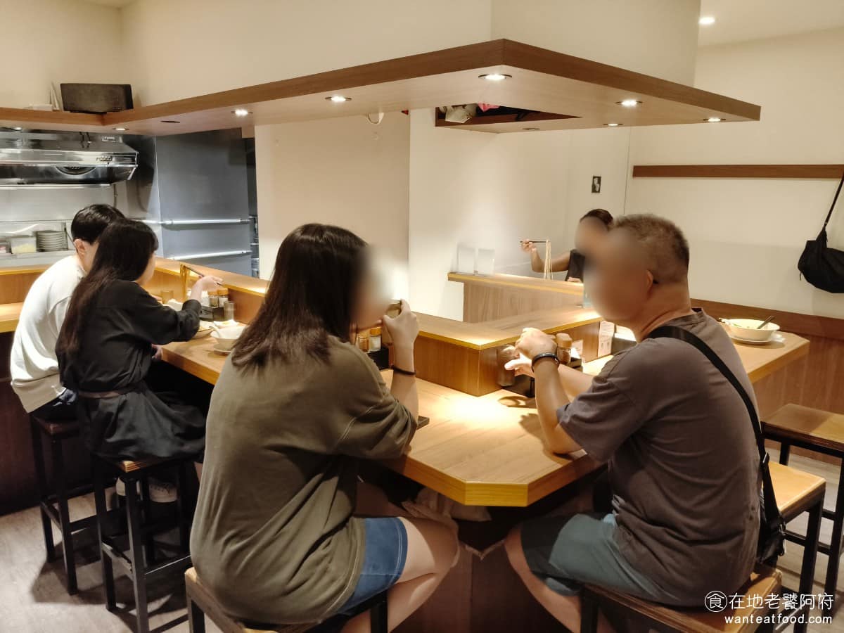 長生塩人民生 長生塩人民生菜單 長生塩人民生推薦 松山區美食 松山美食 日式料理 拉麵 除了吧台後方，還有一些座位，店的面積比一般的吧檯拉麵店要寬敞一些，走到底還有廁所。 @在地老饕阿府