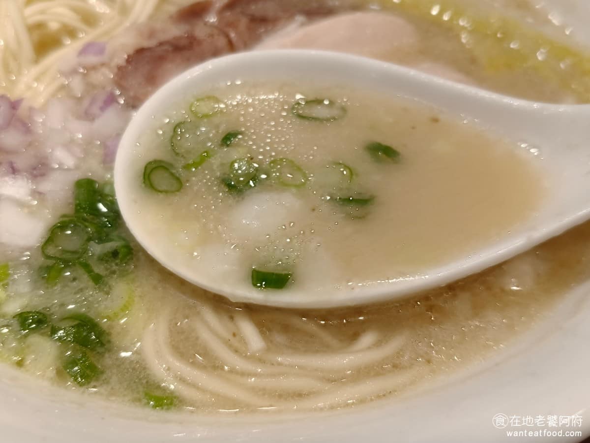 長生塩人民生 長生塩人民生菜單 長生塩人民生推薦 松山區美食 松山美食 日式料理 拉麵 味噌的湯頭，就是單純的鹽味湯，加上一點味噌，所以吃起來反而不像是一般的味噌口味，會覺得比較奇怪，而且也很淡味。 @在地老饕阿府
