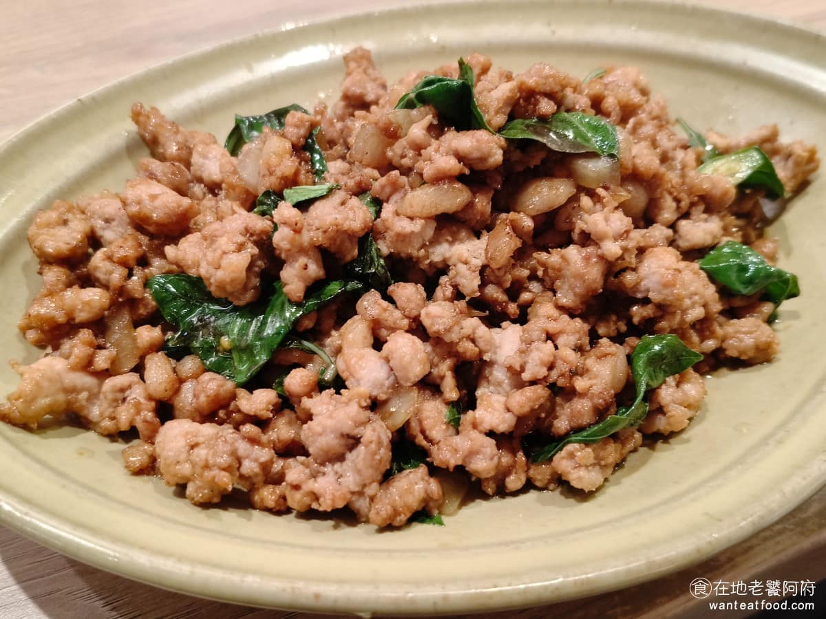 饗泰多泰式風格餐廳 DREAM PLAZA店 PLAZA店菜單 PLAZA店推薦 信義區美食 扒飯打拋豬 豬絞肉大火爆炒，加入九層塔，香氣很足鍋氣明顯，配泰國香米非常下飯，辣度可調整。 @在地老饕阿府