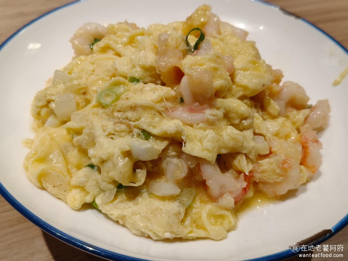 饗泰多泰式風格餐廳 DREAM PLAZA店 PLAZA店菜單 PLAZA店推薦 信義區美食 泰滑蝦扯蛋 蛋炒得非常香滑，口感濕潤細嫩，鮮蝦甜味融合得很自然，是值得點的一道。 @在地老饕阿府