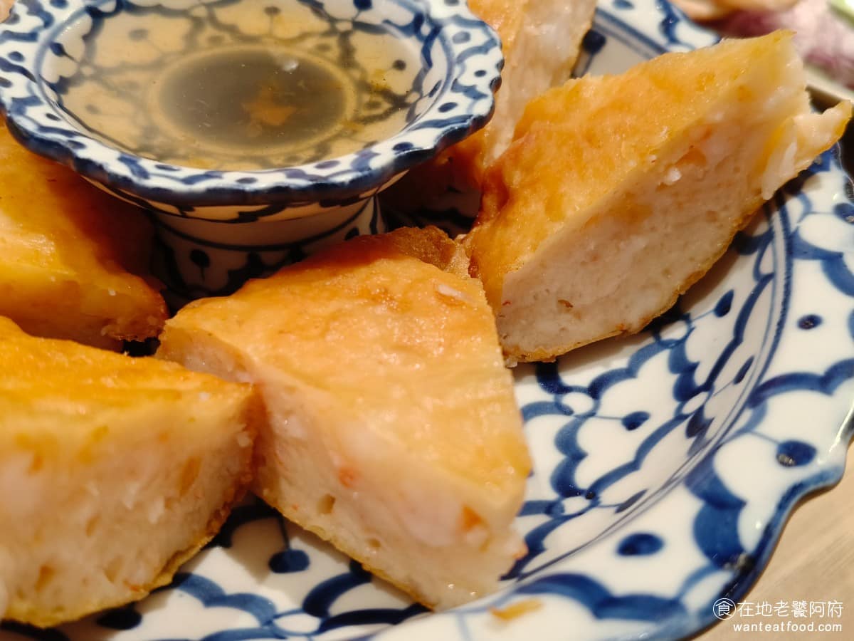 饗泰多泰式風格餐廳 DREAM PLAZA店 PLAZA店菜單 PLAZA店推薦 信義區美食 因為厚度較高，內餡相對紮實，吃多了容易有點膩，蝦肉本身的鮮甜程度和味道，跟瓦城相比仍有落差，個人還是偏好薄脆口感的蝦餅。 @在地老饕阿府