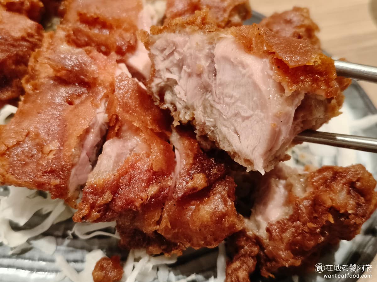 饗泰多泰式風格餐廳 DREAM PLAZA店 PLAZA店菜單 PLAZA店推薦 信義區美食 雖然外皮酥脆，雞肉軟嫩，但裡面醃製的味道，其實還蠻奇怪的，似乎是加了一些香料，有些人可能不習慣這樣的味道，沒有很推薦。 @在地老饕阿府