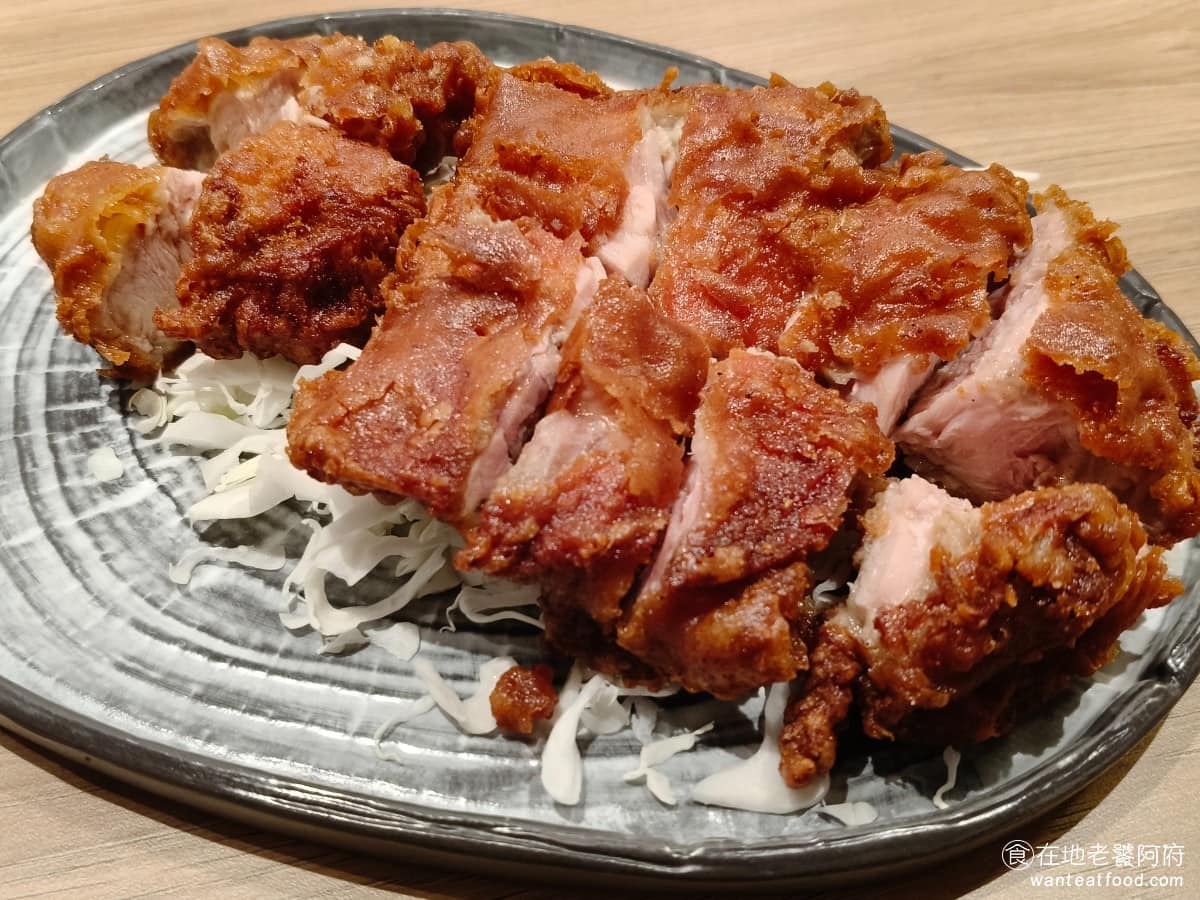 饗泰多泰式風格餐廳 DREAM PLAZA店 PLAZA店菜單 PLAZA店推薦 信義區美食 外皮炸得非常酥脆，去骨處理吃起來方便，份量大，CP 值高，雞肉非常軟嫩。 @在地老饕阿府