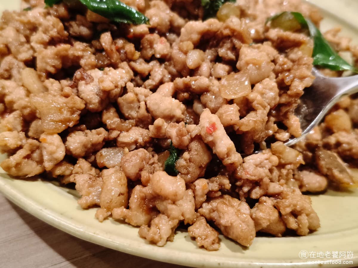 饗泰多泰式風格餐廳 DREAM PLAZA店 PLAZA店菜單 PLAZA店推薦 信義區美食 雖然打拋豬上面寫了兩個辣椒，但其實吃起來完全不會辣，會發現這裡的辣，辣度都不怎麼高。 @在地老饕阿府