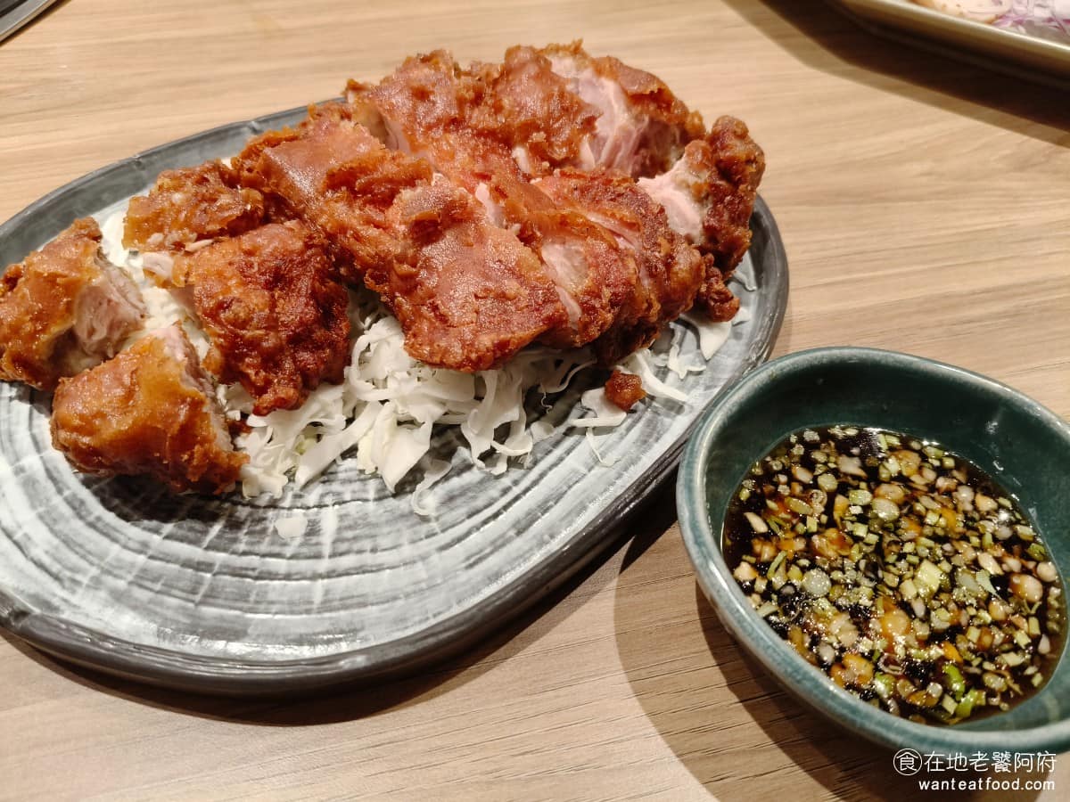 饗泰多泰式風格餐廳 DREAM PLAZA店 PLAZA店菜單 PLAZA店推薦 信義區美食 泰式椒麻雞 椒麻雞旁邊會搭配特製的醬汁，有分成辣的和不辣的，需不需要辣，都可以提前跟服務生說。 @在地老饕阿府