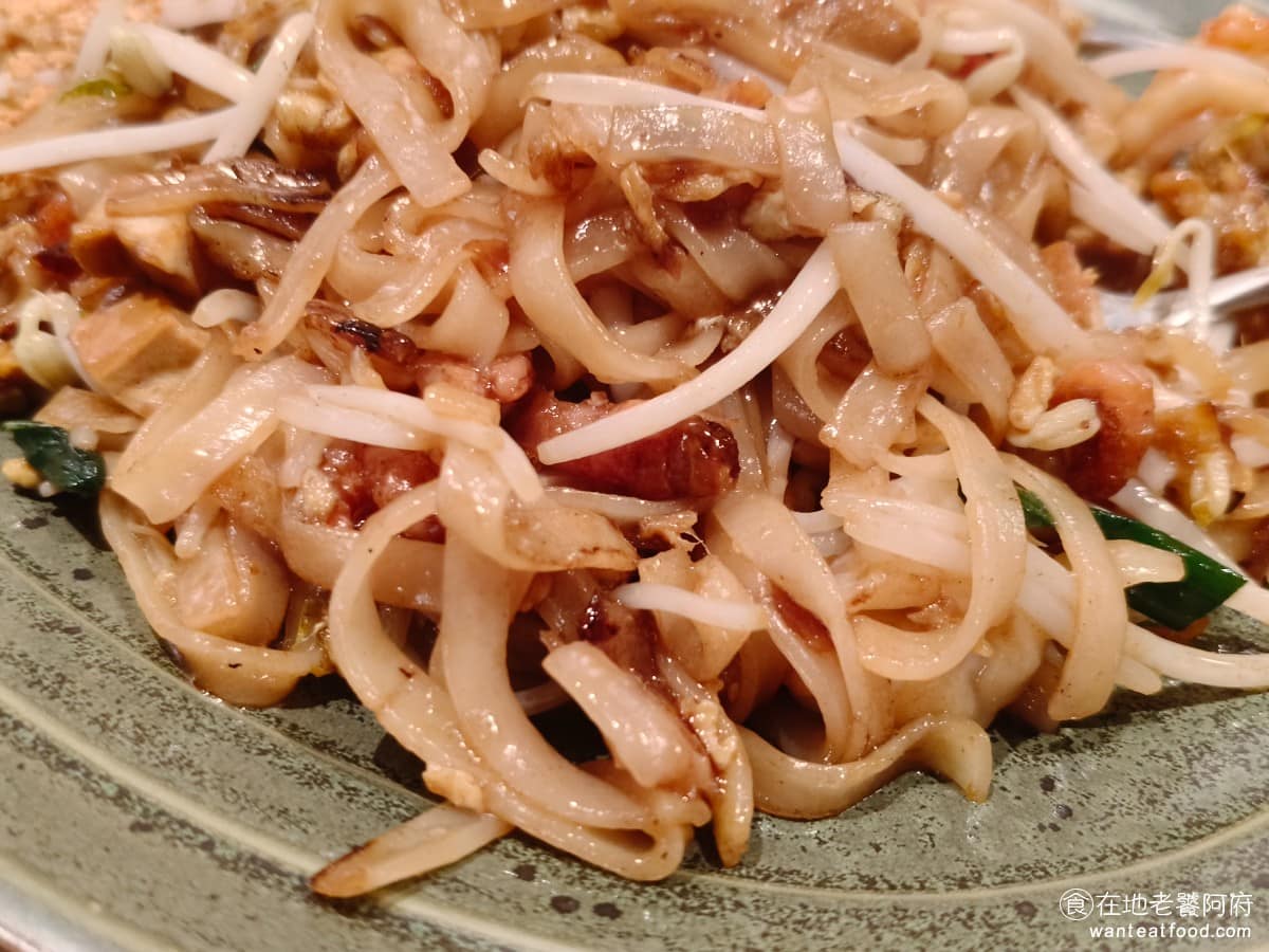 饗泰多泰式風格餐廳 DREAM PLAZA店 PLAZA店菜單 PLAZA店推薦 信義區美食 炒河粉不只口感豐富，旁邊還加了不少的搭配，像是檸檬、小蝦米，以及花生粉，搭配這些配料，可以品嚐到更多種味道，非常有層次感。 @在地老饕阿府