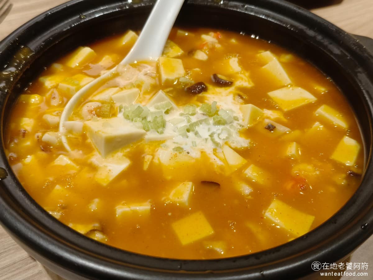 饗泰多泰式風格餐廳 DREAM PLAZA店 PLAZA店菜單 PLAZA店推薦 信義區美食 金湯椰香豆腐堡 豆腐本身味道偏淡椰香醬汁也不明顯，整道菜風味較薄，在整桌料理中存在感較低。 @在地老饕阿府