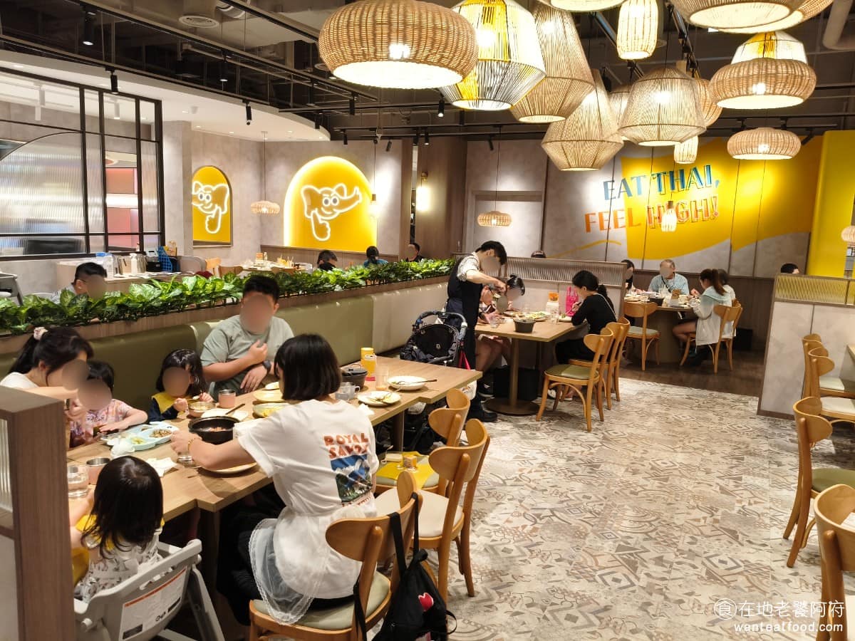 饗泰多泰式風格餐廳 DREAM PLAZA店 PLAZA店菜單 PLAZA店推薦 信義區美食 各分店裝潢風格不完全相同，但整體走明亮、色彩活潑的路線，牆面常有泰式圖騰或地圖插畫，讓人感覺輕鬆，不會像某些泰式餐廳走傳統暗色調風格。 @在地老饕阿府