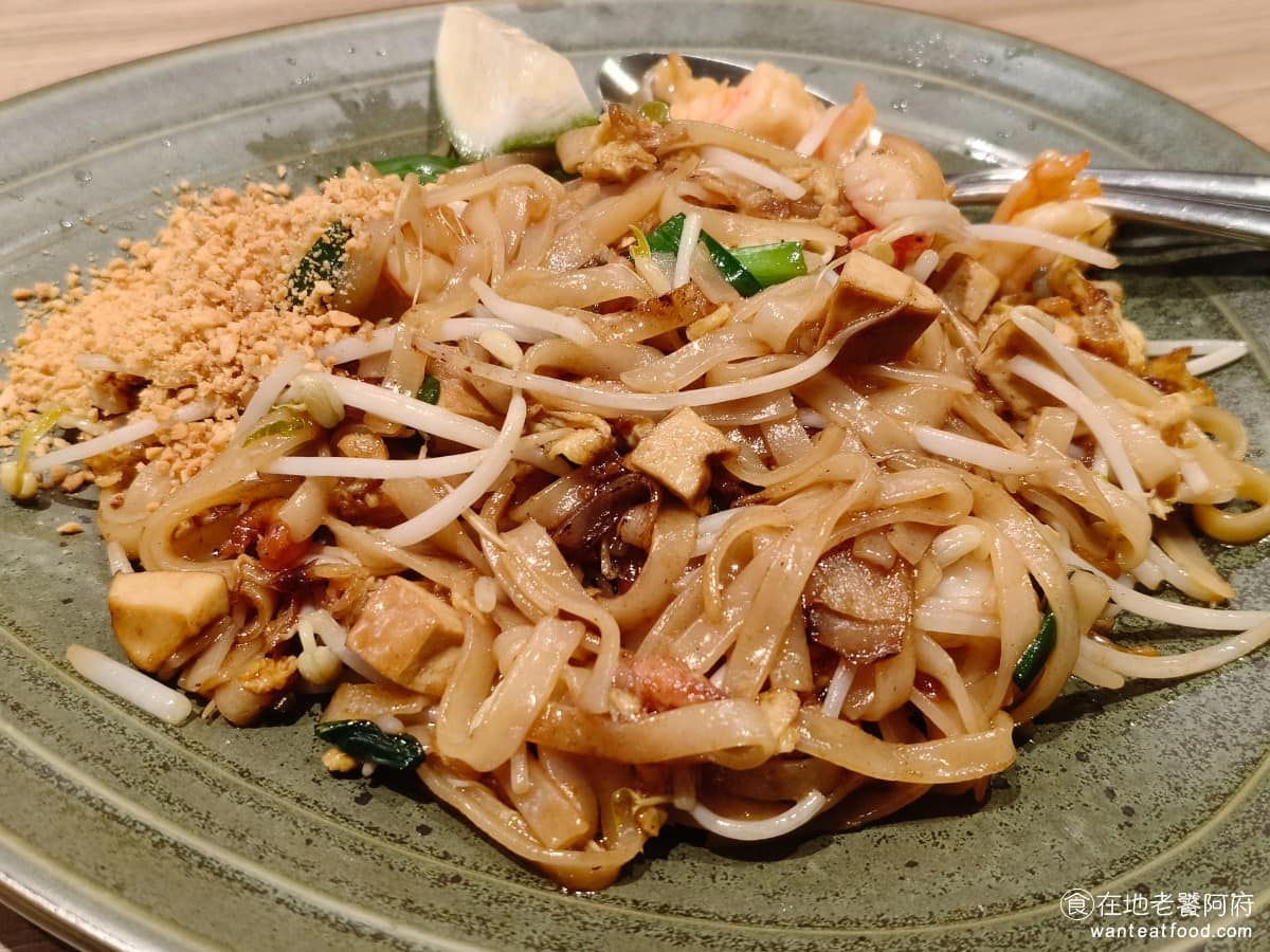 饗泰多泰式風格餐廳 DREAM PLAZA店 PLAZA店菜單 PLAZA店推薦 信義區美食 泰式炒河粉 重口味鍋氣足，炒得入味，附辣粉可自行調整辣度，作為主餐填胃非常適合。 @在地老饕阿府