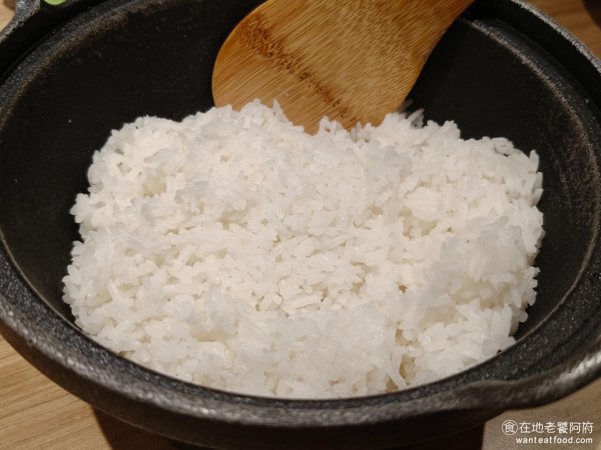 饗泰多泰式風格餐廳 DREAM PLAZA店 PLAZA店菜單 PLAZA店推薦 信義區美食 白飯 米飯使用泰國香米，細長帶Q搭配醬汁濃郁的菜色，非常對味。部分門市的白飯算人頭吃到飽，一般每人收費約 35 元左右，價格算合理。 @在地老饕阿府