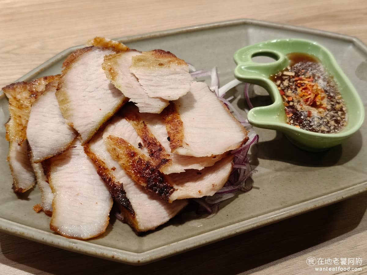 饗泰多泰式風格餐廳 DREAM PLAZA店 PLAZA店菜單 PLAZA店推薦 信義區美食 香烤松阪豬 份量不小，每一塊肉質軟嫩，搭配微甜醬汁，非常開胃下飯，搭配的醬汁乍看好像很辣，但其實完全不會。 @在地老饕阿府
