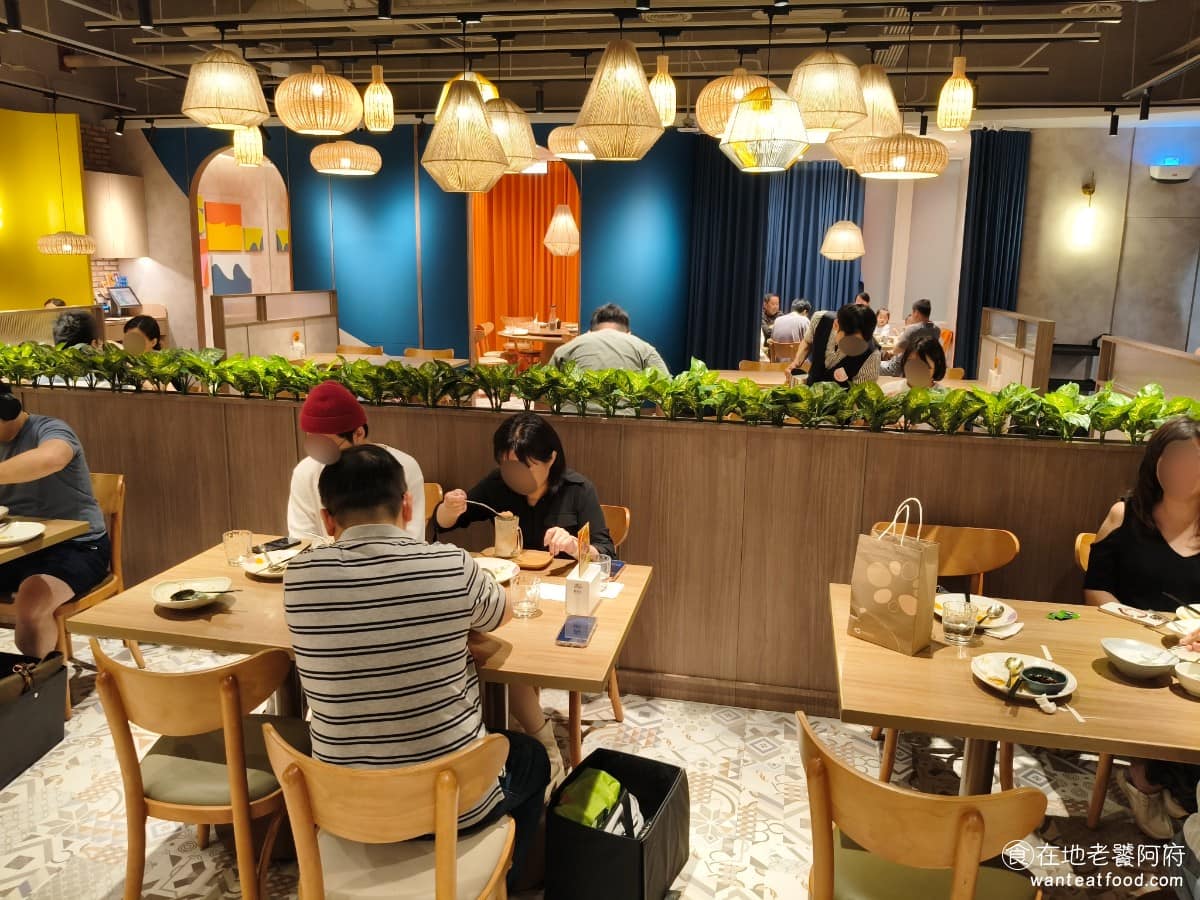 饗泰多泰式風格餐廳 DREAM PLAZA店 PLAZA店菜單 PLAZA店推薦 信義區美食 座位選擇多，有 2 到 6 人的一般桌，也有沙發區、半開放包廂或大圓桌，部分門市還備有兒童座椅和兒童餐具，整體空間動線算寬敞，桌與桌之間不會太擠。 @在地老饕阿府
