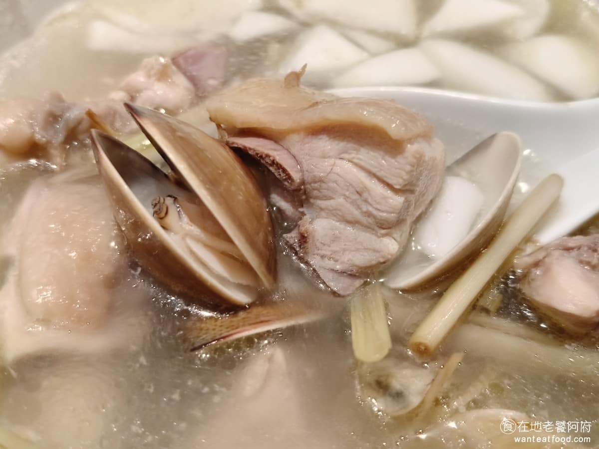 饗泰多泰式風格餐廳 DREAM PLAZA店 PLAZA店菜單 PLAZA店推薦 信義區美食 湯裡面的料給得非常豐盛，滿滿的雞肉和蛤蠣，還有放白色的椰子肉，吃起來都非常清爽，但因為料給得太多了，所以湯相對就比較少，又不能加湯，湯太少馬上就喝乾了，比較可惜。 @在地老饕阿府