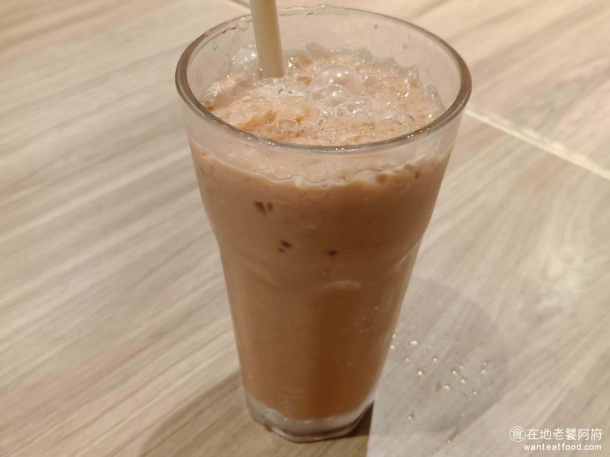 饗泰多泰式風格餐廳 DREAM PLAZA店 PLAZA店菜單 PLAZA店推薦 信義區美食 泰式奶茶 泰式香料味道明顯，但不過重整體喝起來順口，甜度比台灣一般手搖茶稍甜。部分分店有椰香露露，是泰式奶茶混搭椰漿西米露的特調版本，口感更有層次。 @在地老饕阿府