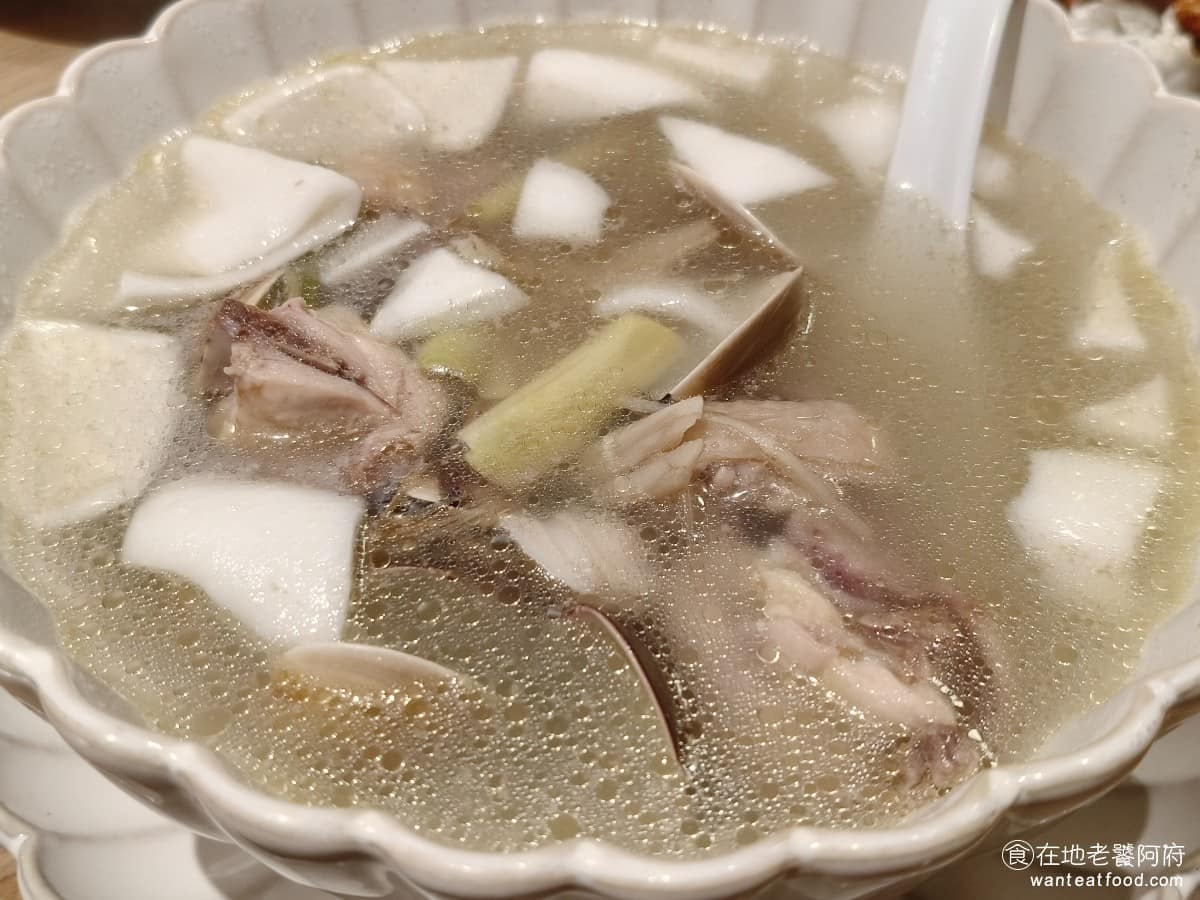 饗泰多泰式風格餐廳 DREAM PLAZA店 PLAZA店菜單 PLAZA店推薦 信義區美食 清檸野菇雞湯 雞湯底味道紮實，加了蛤蜊後，鮮味提升明顯，整體偏鹹印象度高，不過加入檸檬的酸香後，味道會有一點奇怪。 @在地老饕阿府