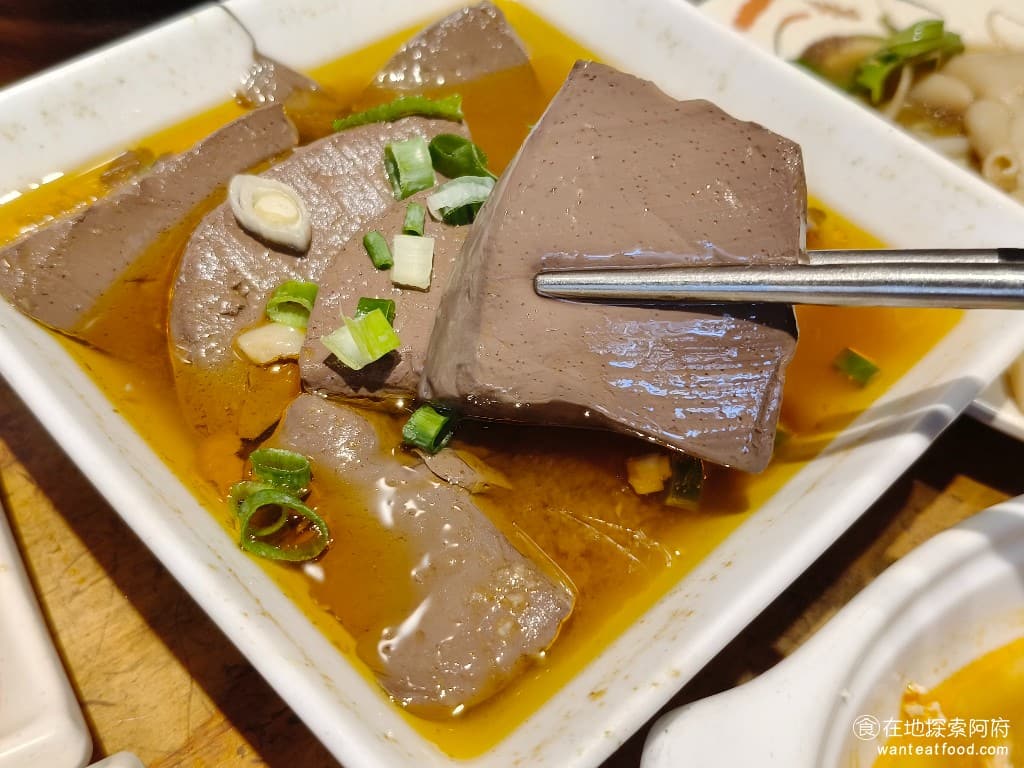 阿城鵝肉土城總店 阿城鵝肉土城總店菜單 阿城鵝肉土城總店價格 土城區美食 土城美食 台灣小吃 鵝肉 麻辣的湯汁，調味得非常好，辣度是小辣，整盤的份量給得也非常多。 @在地老饕阿府