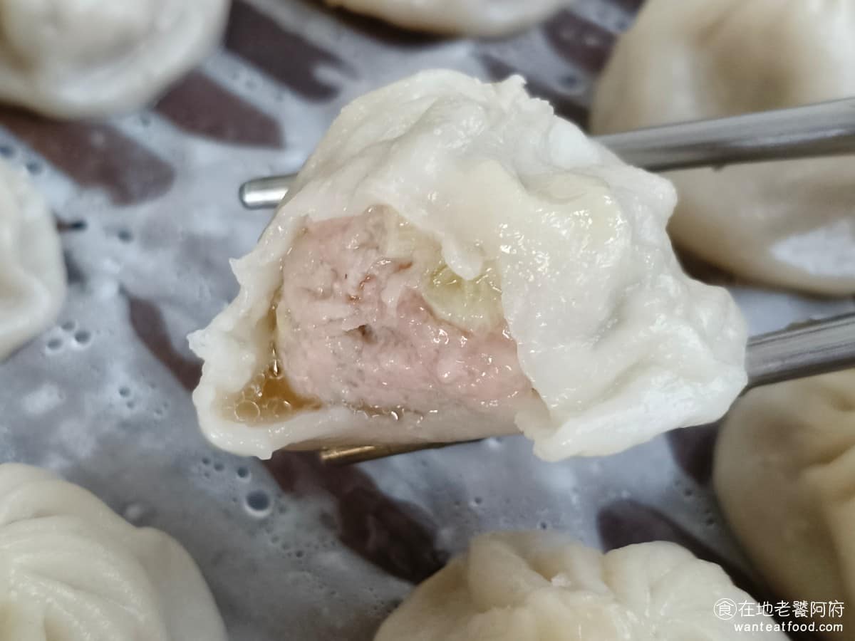 蒸美味 蒸美味菜單 蒸美味推薦 淡水區美食 淡水美食 中式料理 小籠湯包 整體以 95 元 8 顆來說，CP 值不差，單純論性價比，真的很高，難怪放學的時候，很多家長都會帶小孩過來吃。 @在地老饕阿府