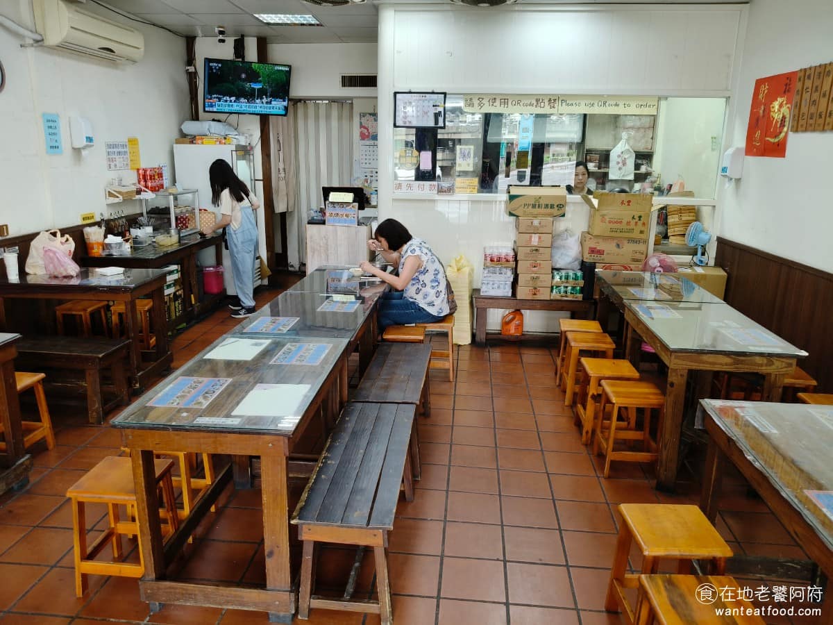 蒸美味 蒸美味菜單 蒸美味推薦 淡水區美食 淡水美食 中式料理 小籠湯包 座位分布前半段以大桌為主，左右兩側有矮層板隔開，中間是長條排列的共用座位，人多時需併桌，座位數不多，正餐時段常常會客滿。 @在地老饕阿府