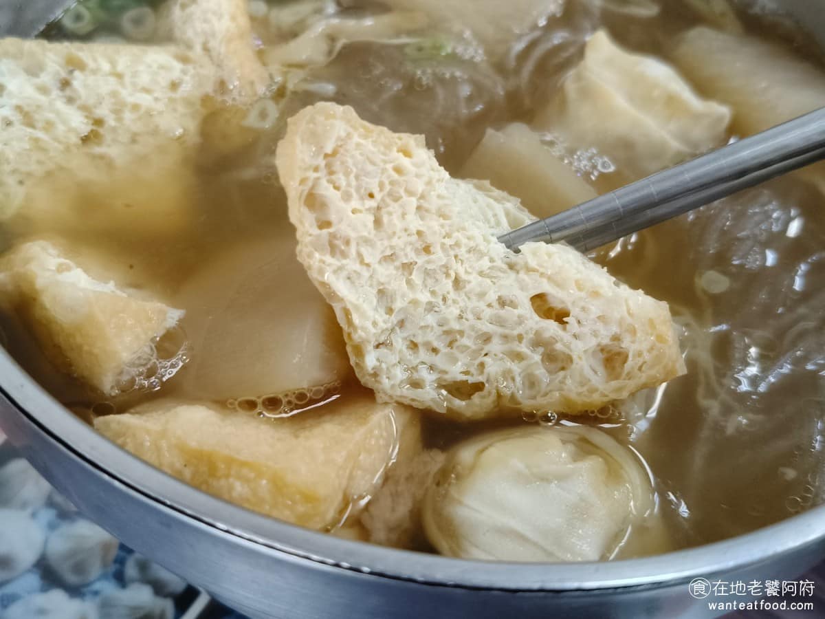 蒸美味 蒸美味菜單 蒸美味推薦 淡水區美食 淡水美食 中式料理 小籠湯包 湯頭走清爽路線，有味道但不會重口，喝起來清甜、不油膩，65 元的價格，在外面很多店都賣到快 100 元，這碗的 CP 值是真的高。 @在地老饕阿府