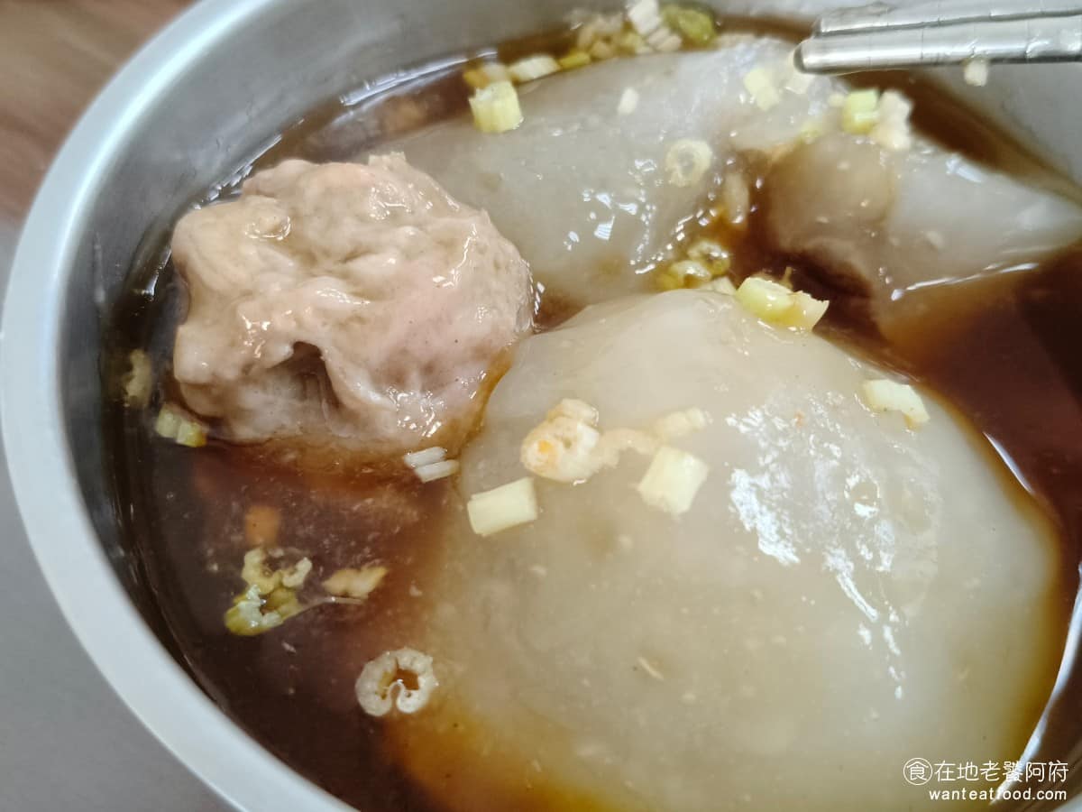 蒸美味 蒸美味菜單 蒸美味推薦 淡水區美食 淡水美食 中式料理 小籠湯包 調味一樣偏淡，但不會說完全沒味道，這種口味外國人接受度也高，難怪店裡韓國客人很多，點這道的也不少，只不過吃慣了重口味肉圓的人，可能覺得沒味道。只能說這是風格問題。 @在地老饕阿府