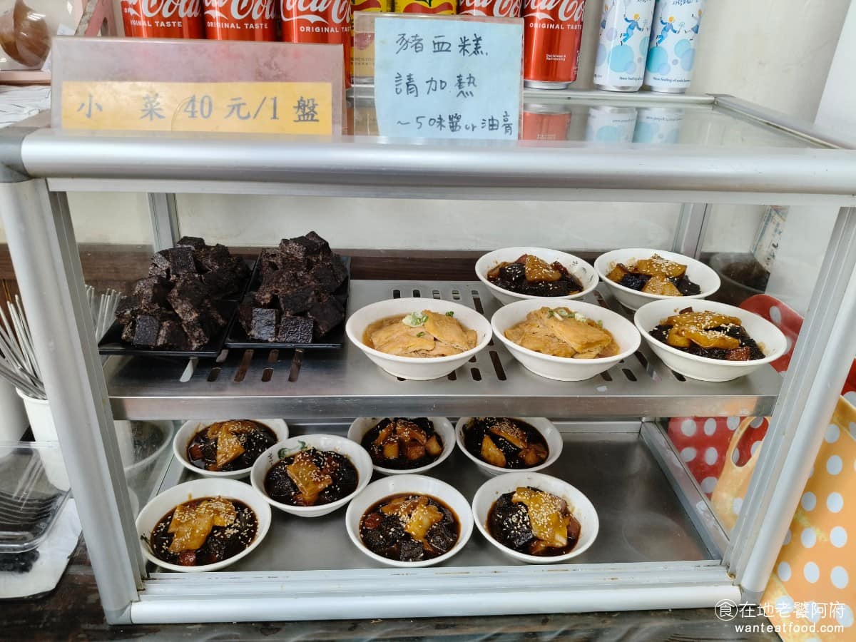 蒸美味 蒸美味菜單 蒸美味推薦 淡水區美食 淡水美食 中式料理 小籠湯包 店裡還有賣小菜，種類不多，只有豆皮和豬血糕。 @在地老饕阿府