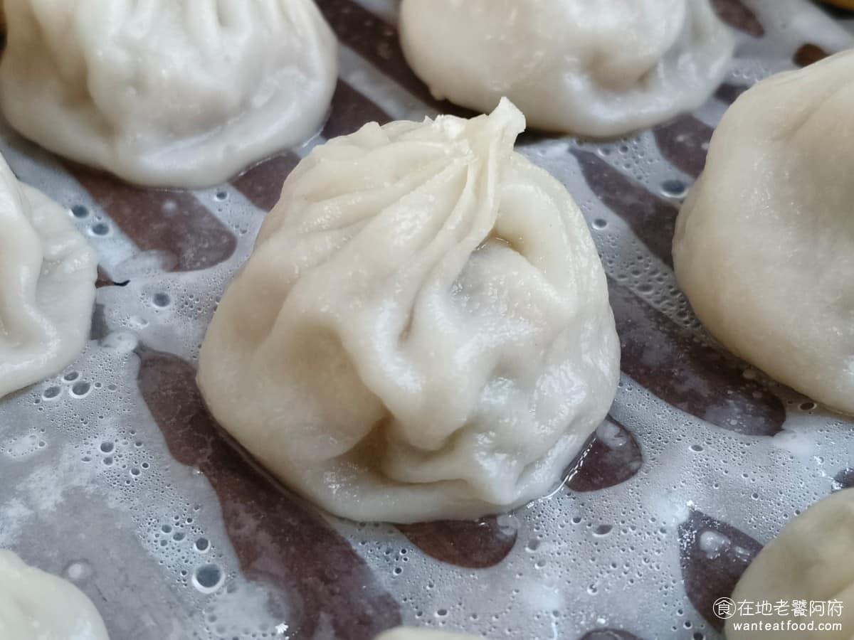 蒸美味 蒸美味菜單 蒸美味推薦 淡水區美食 淡水美食 中式料理 小籠湯包 豬肉內餡調味走清淡風格，不油不膩，配上醬油和黑醋醬料，調味醬料味道也不重，喜歡清爽的人會覺得不錯，但如果你習慣吃重口味，可能會覺得味道普通。 @在地老饕阿府