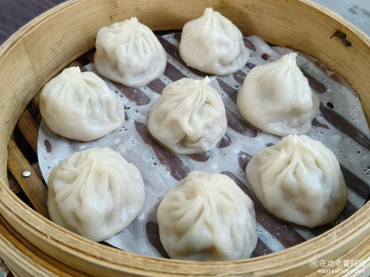 蒸美味 蒸美味菜單 蒸美味推薦 淡水區美食 淡水美食 中式料理 小籠湯包 鮮肉湯包 是《蒸美味》的招牌，每一顆尺寸都不小，仔細看會發現折痕，和鼎泰豐一樣遵循黃金18摺，師傅捏得很認真，外皮比一般小籠包稍厚一點，咬開湯汁很多，吃的時候要小心燙。 @在地老饕阿府