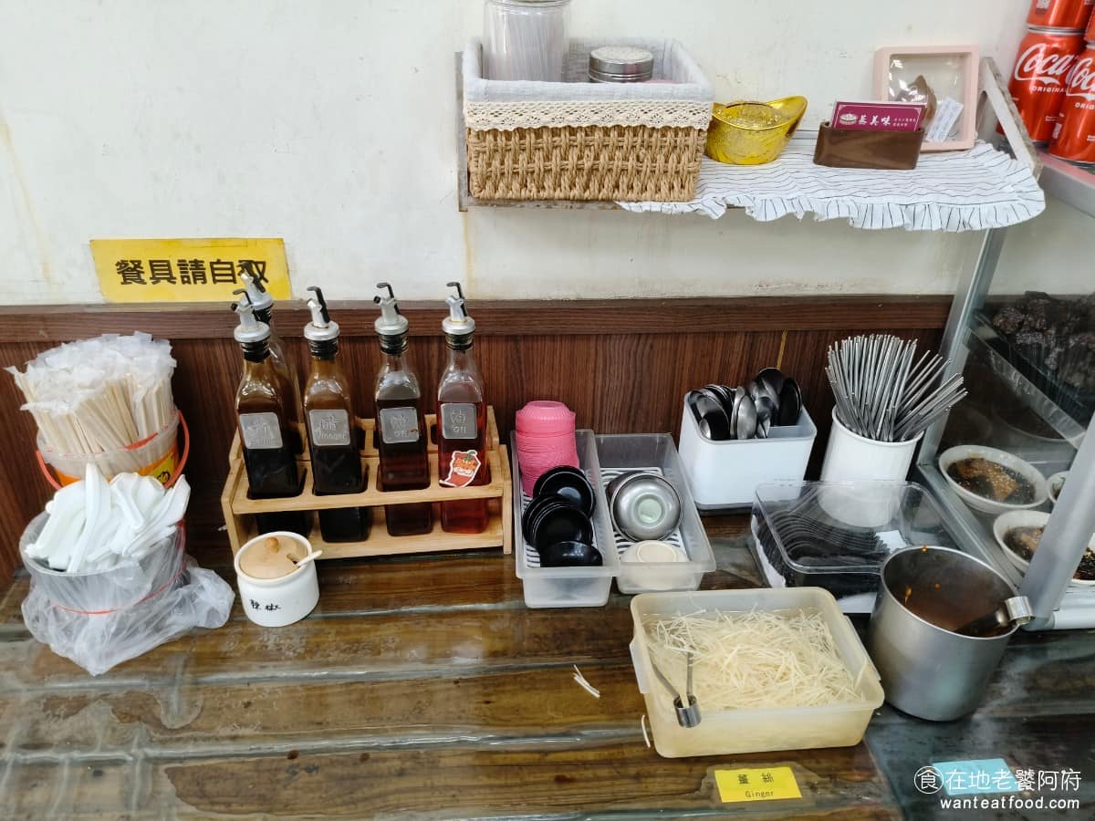 蒸美味 蒸美味菜單 蒸美味推薦 淡水區美食 淡水美食 中式料理 小籠湯包 後半段是自助區和點餐收銀台，自助區整理得乾淨，醬油、辣椒醬、醋、薑絲一應俱全，辣醬菜也大方放在自助區，任人取用，辣度偏高，搭配主食都合適。 @在地老饕阿府