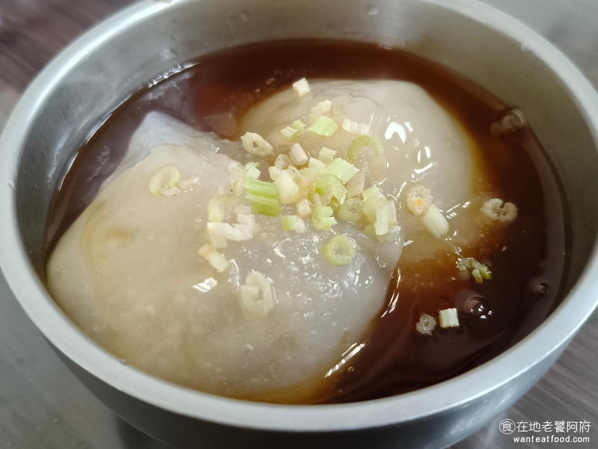 蒸美味 蒸美味菜單 蒸美味推薦 淡水區美食 淡水美食 中式料理 小籠湯包 清蒸肉圓 比起傳統台式肉圓那種濃稠滷汁淋下去的做法，《蒸美味》的醬汁清爽到幾乎可以直接喝，喝得到淡淡的醬油味和甜味，不鹹不膩吃起來很舒服，肉圓內餡給得多，肉質有嚼勁。 @在地老饕阿府
