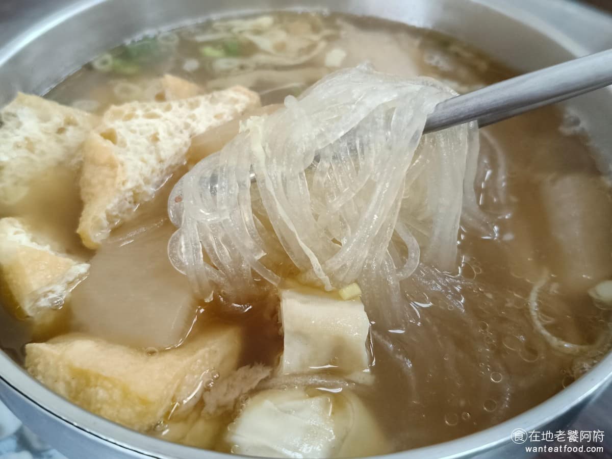 蒸美味 蒸美味菜單 蒸美味推薦 淡水區美食 淡水美食 中式料理 小籠湯包 油豆腐細粉這種東西，很多地方做法都是清湯，但相對於市面上，其實這間的油豆腐細粉，湯頭反而是比較有味道的，所以個人覺得湯頭還蠻好喝的。 @在地老饕阿府