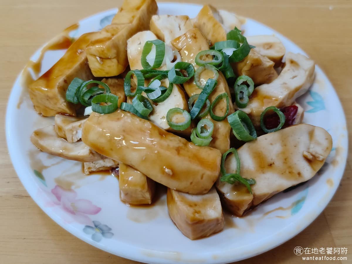 林家乾麵 林家乾麵菜單 林家乾麵推薦 中正區美食 中正美食 中正紀念堂美食 台灣小吃 乾麵 魚丸湯 豆干 豆干也淋上很多的醬油膏,小菜的表現都還不錯,多點幾樣搭配吃,就不會太單調。 @在地老饕阿府