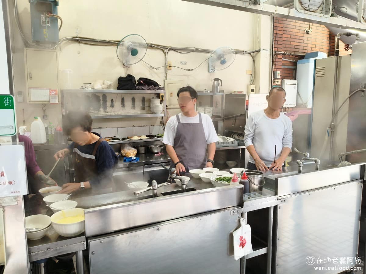 林家乾麵 林家乾麵菜單 林家乾麵推薦 中正區美食 中正美食 中正紀念堂美食 台灣小吃 乾麵 魚丸湯 《林家乾麵》創立於 1960 年,最早是在建國中學圍牆旁,用推車擺攤,一張凳子當桌子,就開始賣了。店名「林家」,代代相傳,現已傳至第三代。台北城南的福州麵文化,其實起源於當年大陸撤退來台的福州人,聚居於泉州街、牯嶺街一帶,形成多家路邊攤,供附近公務機關人員解決早餐、午餐的生態。 @在地老饕阿府