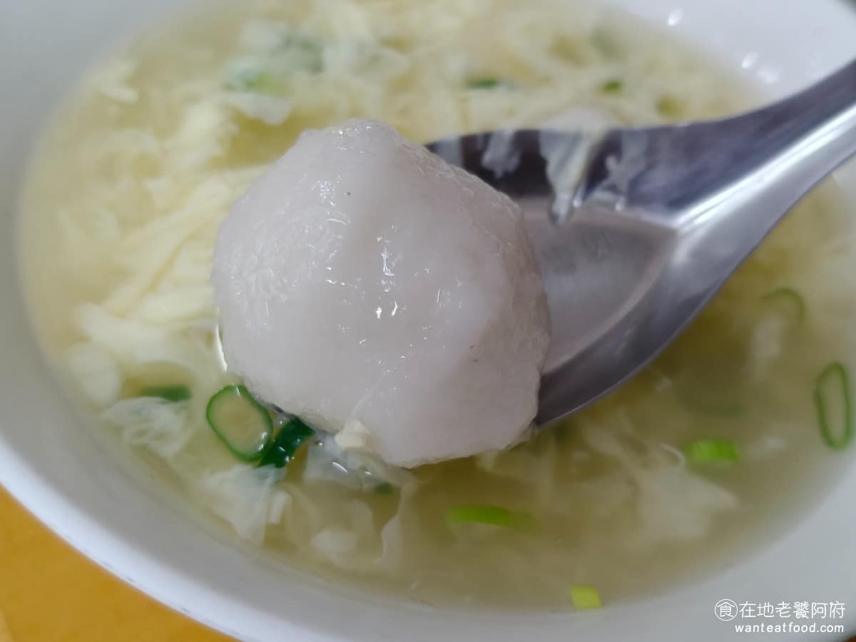 林家乾麵 林家乾麵菜單 林家乾麵推薦 中正區美食 中正美食 中正紀念堂美食 台灣小吃 乾麵 魚丸湯 魚丸是林家另一個招牌——外皮Q彈、內餡鹹香飽滿,咬下去有肉汁,好吃到很多人吃完,直接再買冷凍包回家。 @在地老饕阿府
