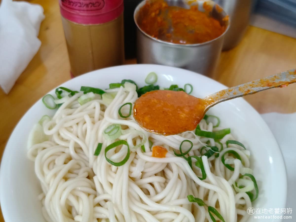 林家乾麵 林家乾麵菜單 林家乾麵推薦 中正區美食 中正美食 中正紀念堂美食 台灣小吃 乾麵 魚丸湯 愛吃辣的人,記得要加上他的辣椒醬,辣度超夠吃完超級過癮,整碗麵的風格完全改變。 @在地老饕阿府