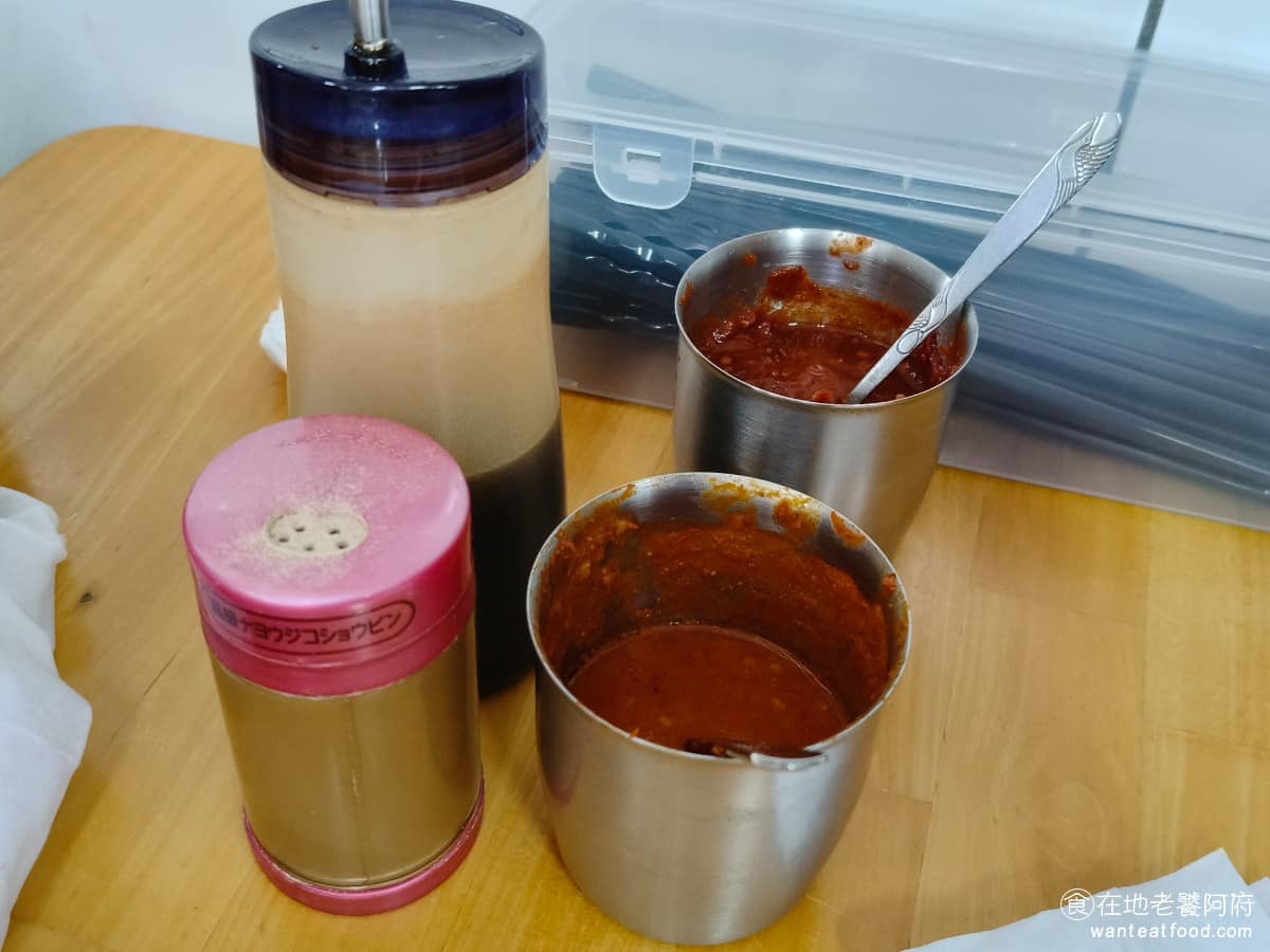 林家乾麵 林家乾麵菜單 林家乾麵推薦 中正區美食 中正美食 中正紀念堂美食 台灣小吃 乾麵 魚丸湯 桌上有烏醋、辣椒醬(濕式)、黑胡椒,可以自由搭配。加了烏醋和辣椒之後,整碗風味明顯提升,建議不要直接空吃。 @在地老饕阿府