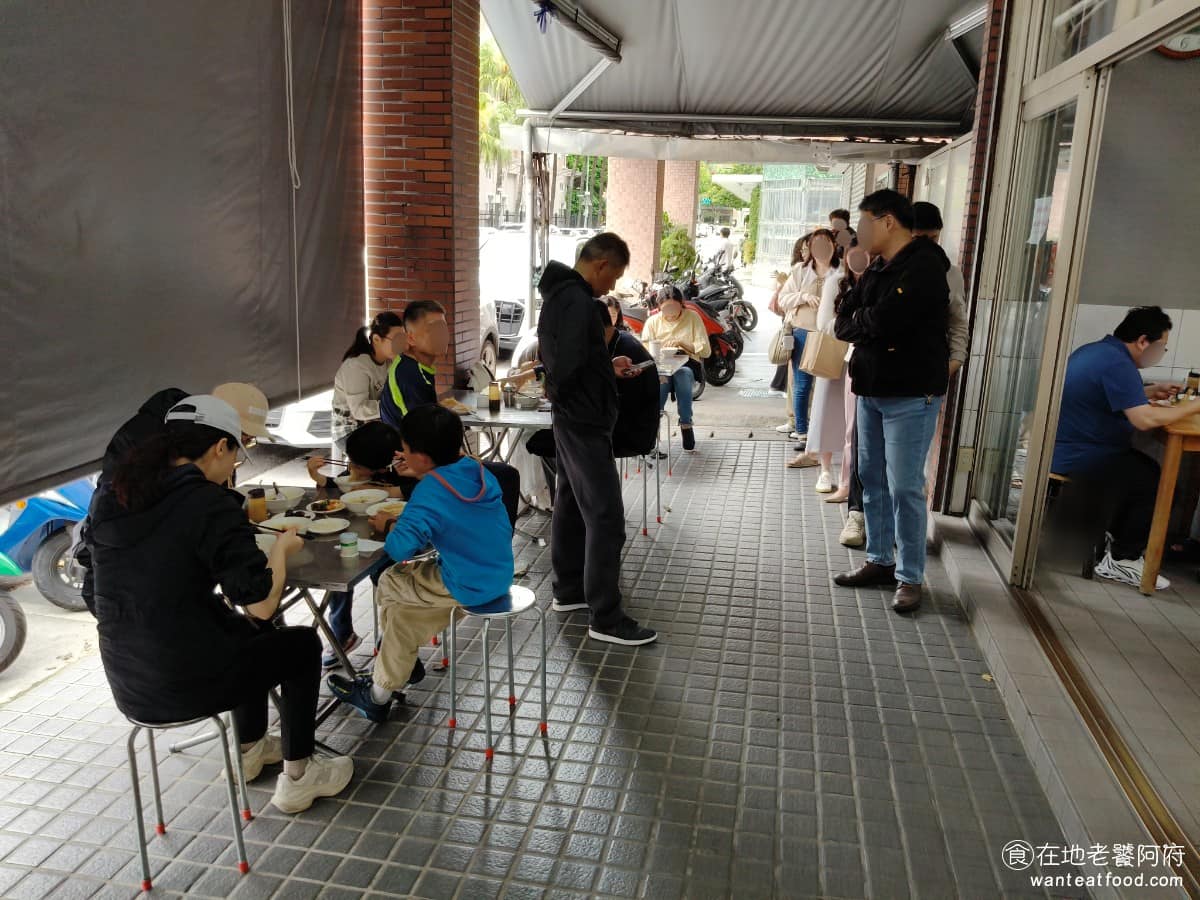 林家乾麵 林家乾麵菜單 林家乾麵推薦 中正區美食 中正美食 中正紀念堂美食 台灣小吃 乾麵 魚丸湯 《林家乾麵》從路邊推車,到現址店面,超過 60 年下來,客群從最早的公務員、附近上班族,到一批又一批的建中學生,再到現在慕名而來的外地饕客,吃過的人都會回訪,所以才累積成現在這樣的排隊人潮。 @在地老饕阿府