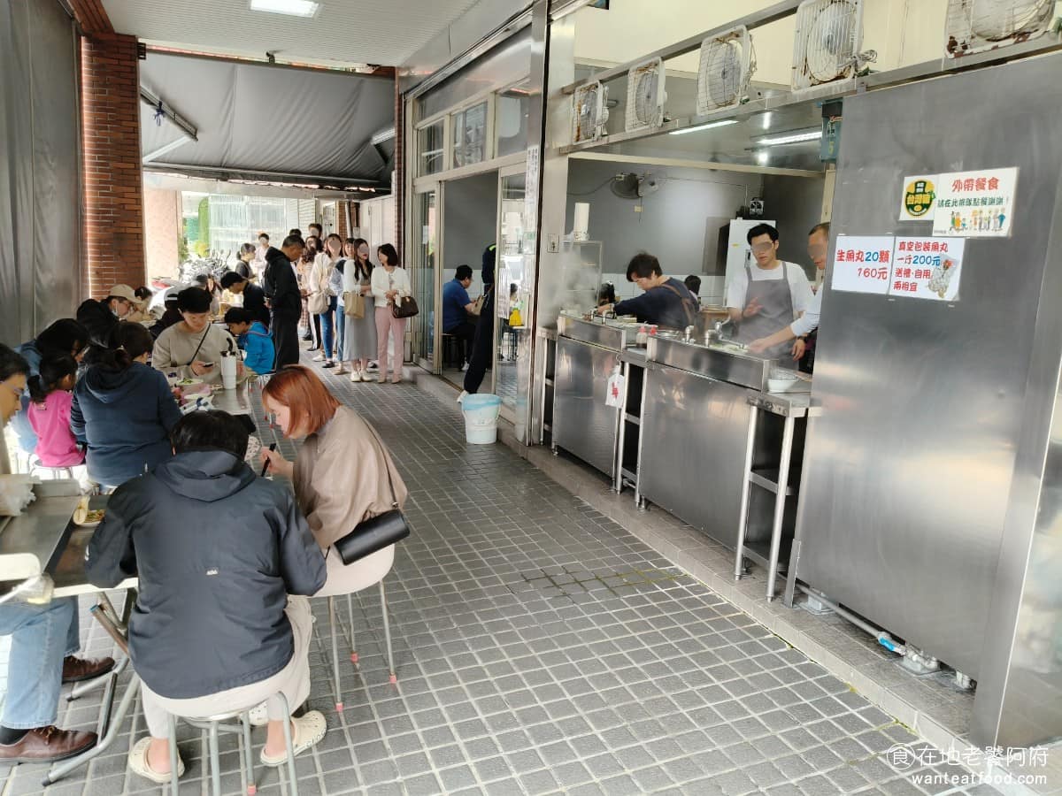 林家乾麵 林家乾麵菜單 林家乾麵推薦 中正區美食 中正美食 中正紀念堂美食 台灣小吃 乾麵 魚丸湯 店就開在建國中學後門旁邊,從捷運中正紀念堂站 2 號出口走過來約 10 分鐘,招牌不太顯眼,但只要是用餐時間,看到人群就到了。 @在地老饕阿府