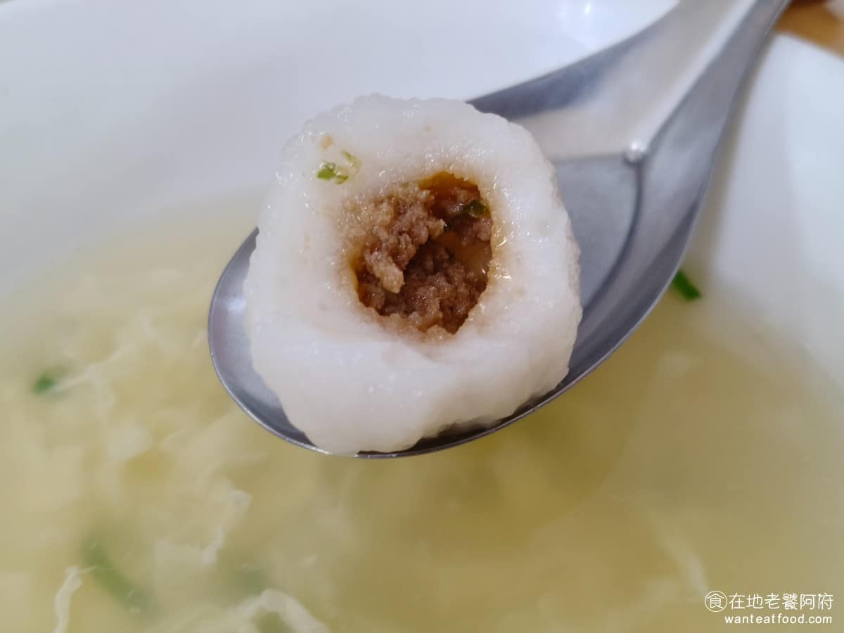 林家乾麵 林家乾麵菜單 林家乾麵推薦 中正區美食 中正美食 中正紀念堂美食 台灣小吃 乾麵 魚丸湯 台北的魚丸,我們吃過很多間,像是佳興魚丸,以及永富魚丸,如果論外皮的Q彈程度,我們覺得這間是最好吃的。 @在地老饕阿府