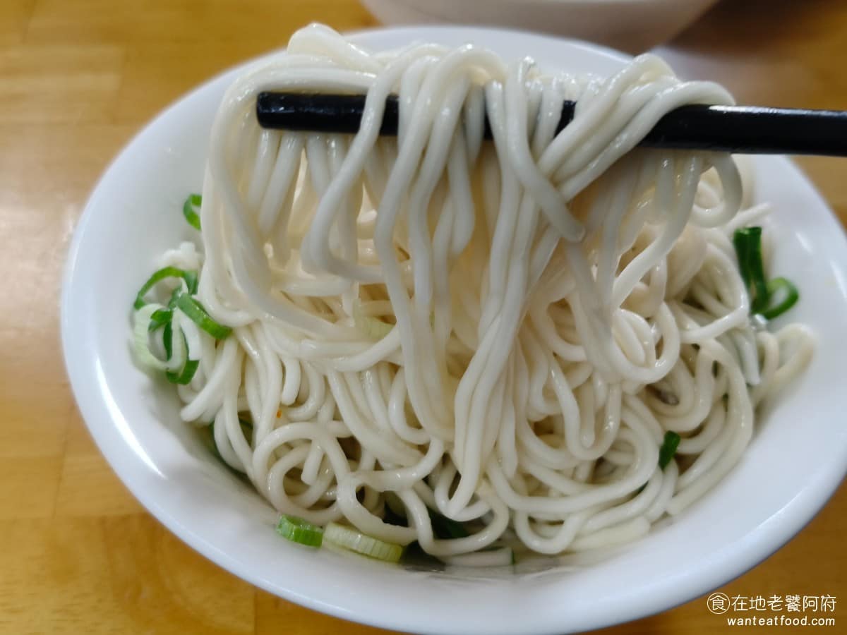 林家乾麵 林家乾麵菜單 林家乾麵推薦 中正區美食 中正美食 中正紀念堂美食 台灣小吃 乾麵 魚丸湯 拌勻之後會感受到豬油香,混著淡淡鹹味,若吃小碗份量不大,單吃可能不夠,一個人通常可以吃兩個小碗。 @在地老饕阿府
