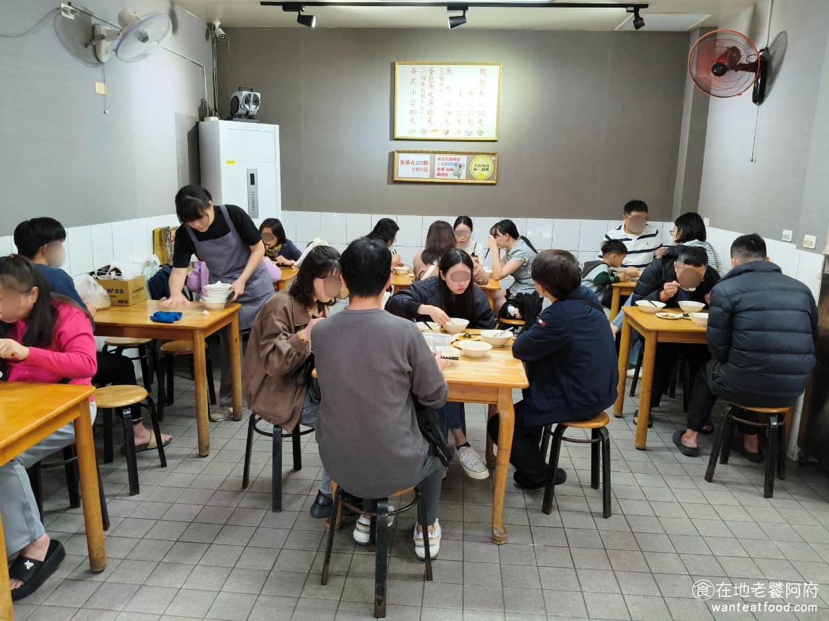 林家乾麵 林家乾麵菜單 林家乾麵推薦 中正區美食 中正美食 中正紀念堂美食 台灣小吃 乾麵 魚丸湯 店內座位和騎樓都有位置,空間不算大,但夠用有冷氣,夏天在裡面吃,也不會太熱,用餐高峰期幾乎是滿座狀態,外帶的人也不少,店員動作俐落,出餐速度快。 @在地老饕阿府