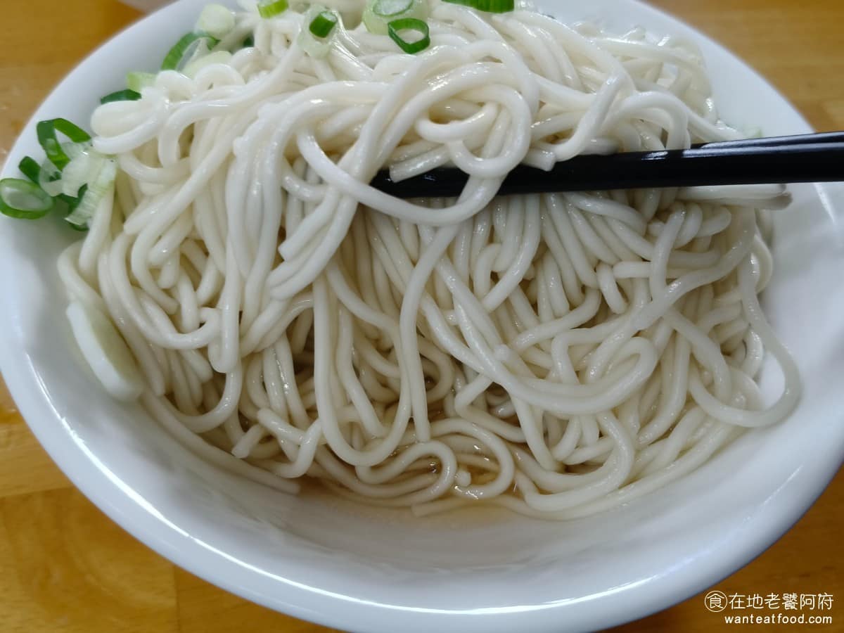 林家乾麵 林家乾麵菜單 林家乾麵推薦 中正區美食 中正美食 中正紀念堂美食 台灣小吃 乾麵 魚丸湯 上桌之後要立刻攪拌,這點非常重要,若拖太久,底部的麵條會把醬汁吸乾,會變成下面鹹,上面淡,整碗的鹹度就會失衡。乾麵的靈魂在於碗底的豬油醬汁,拌開後麵條帶著油香和蔥花香氣,樸實但夠味,麵條軟硬適中,不黏不乾。 @在地老饕阿府