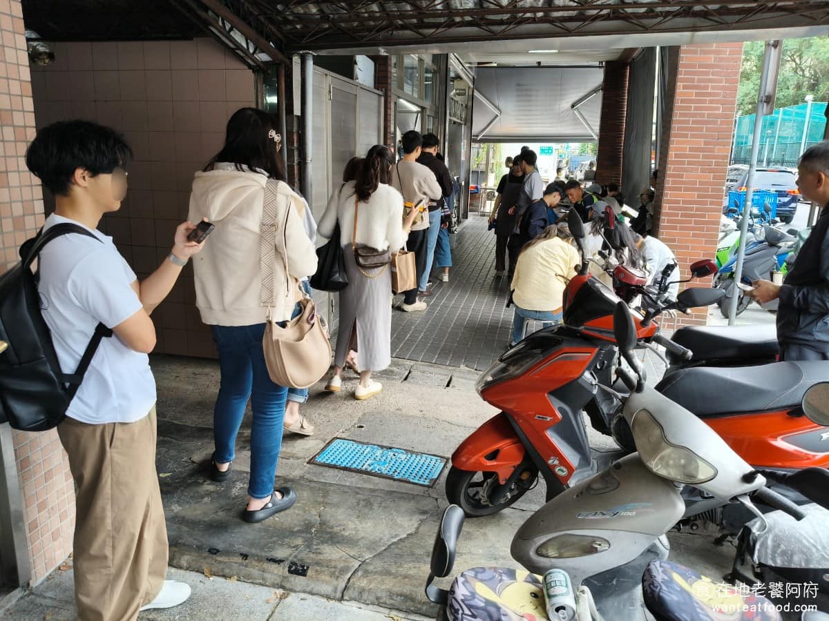 林家乾麵 林家乾麵菜單 林家乾麵推薦 中正區美食 中正美食 中正紀念堂美食 台灣小吃 乾麵 魚丸湯 我們來的時候,已經接近下午 2 點了,照理說店家快要打烊,應該是沒人了才對,但沒想到竟然還要排隊,真的太厲害。排隊的時候,店家一直在問後面的客人,要吃幾碗麵,因為麵已經快沒了。 @在地老饕阿府