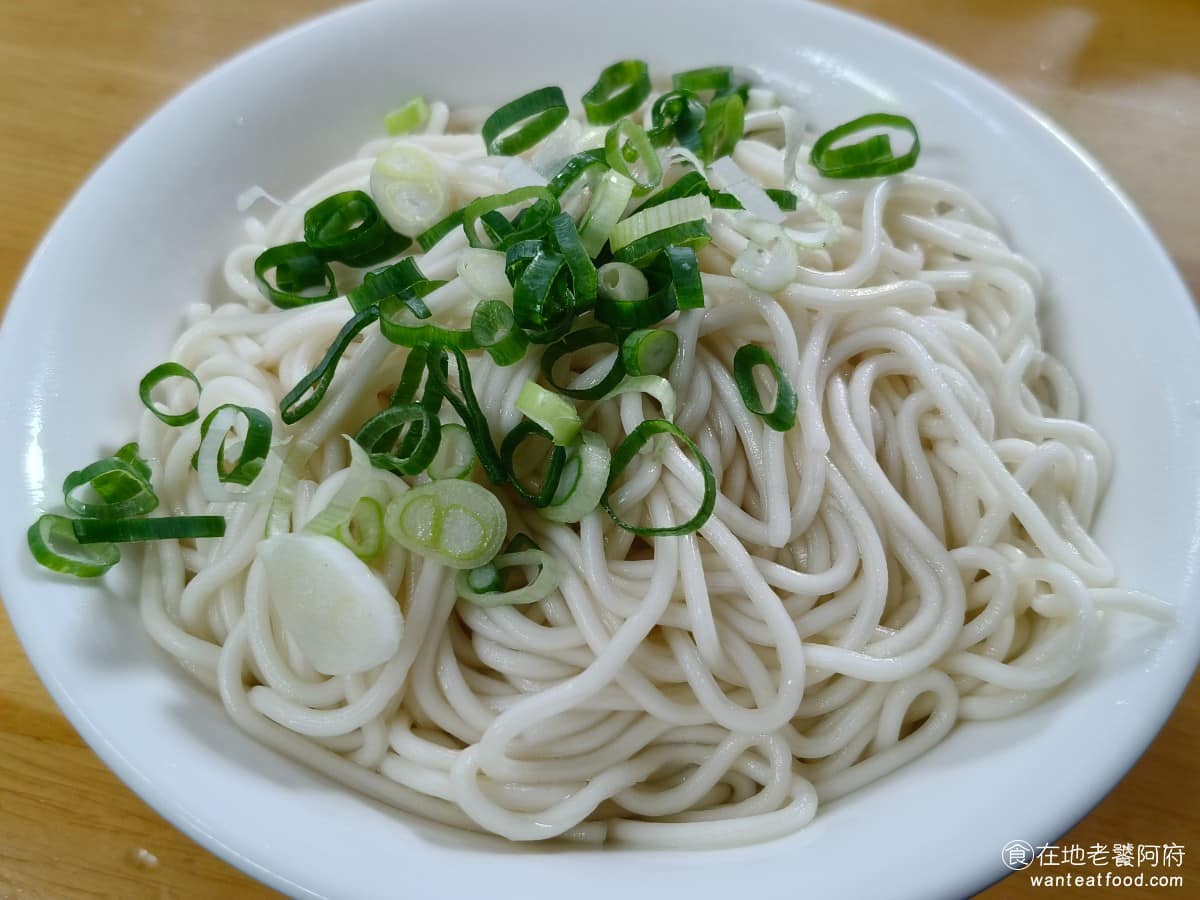 林家乾麵 林家乾麵菜單 林家乾麵推薦 中正區美食 中正美食 中正紀念堂美食 台灣小吃 乾麵 魚丸湯 乾麵中 中碗的麵量比小碗多,我個人是推薦點小碗,因為麵量多,吃得慢,底部的麵條會容易把醬汁吸乾,到時候上面就沒味道了,小碗就完全沒這個問題。 @在地老饕阿府