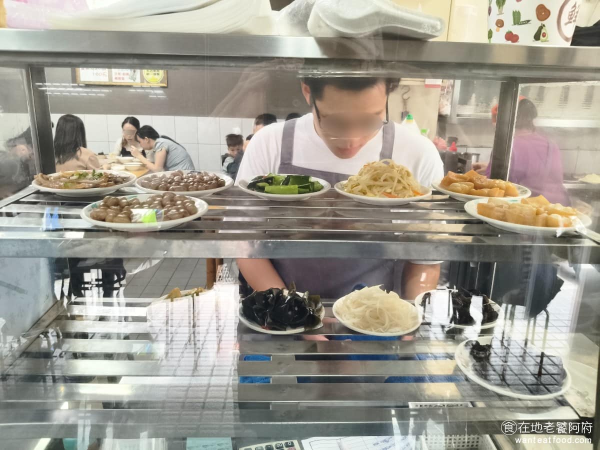 林家乾麵 林家乾麵菜單 林家乾麵推薦 中正區美食 中正美食 中正紀念堂美食 台灣小吃 乾麵 魚丸湯 小菜採自助取用方式,選好之後帶回桌,吃完再統一結帳,如果想要的小菜台上沒有,可以直接和店員詢問,就會拿出來了。 @在地老饕阿府